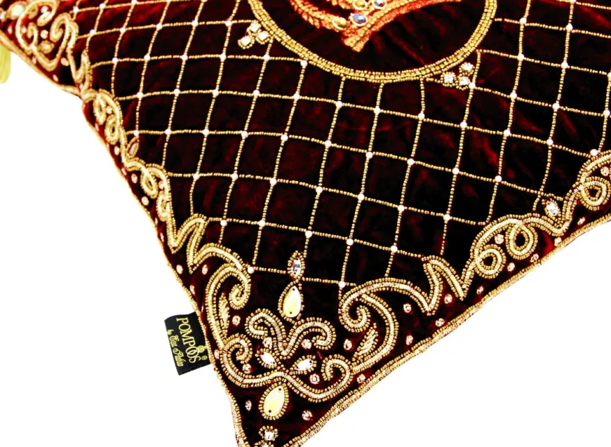 Harald Glööckler Luxus Barock Deko Kissen Pompöös by Casa Padrino Krone Bordeaux / Gold aufwendig verziert mit Pailletten und Glitzersteinen