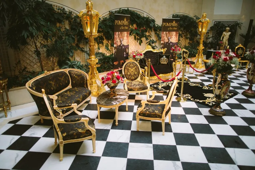 Pompöös by Casa Padrino Barock Wohnzimmer Set Creme / Oliv mit goldenem Muster - Pompööse Barock Wohnzimmermöbel designed by Harald Glööckler