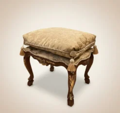 Pompöös by Casa Padrino Luxus Barock Sitzhocker mit Sitzkissen Beige Muster / Braun / Gold - Pompööser Barock Hocker designed by Harald Glööckler - Barock Möbel - Edel & Prunkvoll