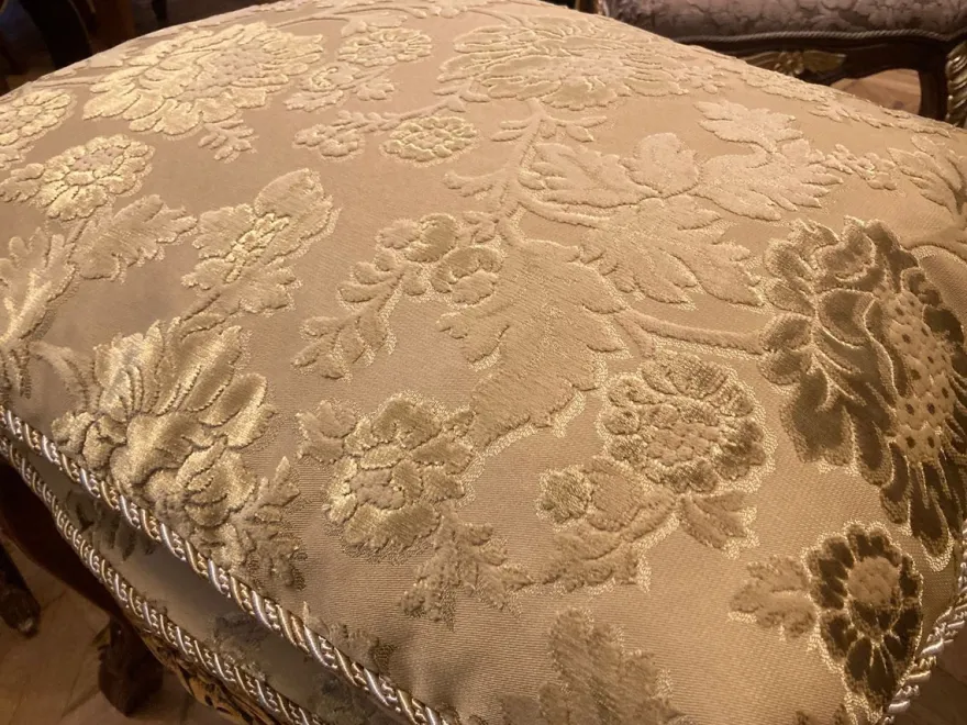 Pompöös by Casa Padrino Luxus Barock Sitzhocker mit Sitzkissen Beige Muster / Braun / Gold - Pompööser Barock Hocker designed by Harald Glööckler - Barock Möbel - Edel & Prunkvoll