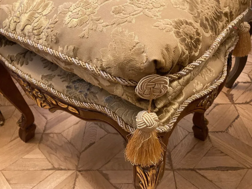 Pompöös by Casa Padrino Luxus Barock Sitzhocker mit Sitzkissen Beige Muster / Braun / Gold - Pompööser Barock Hocker designed by Harald Glööckler - Barock Möbel - Edel & Prunkvoll