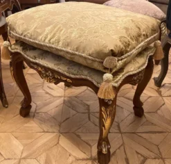 Pompöös by Casa Padrino Luxus Barock Sitzhocker mit Sitzkissen Beige Muster / Braun / Gold - Pompööser Barock Hocker designed by Harald Glööckler - Barock Möbel - Edel & Prunkvoll
