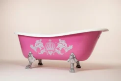 Pompöös by Casa Padrino Luxus Badewanne Deluxe freistehend von Harald Glööckler Pink / Silber / Weiß 1470mm mit silberfarbenen Löwenfüssen