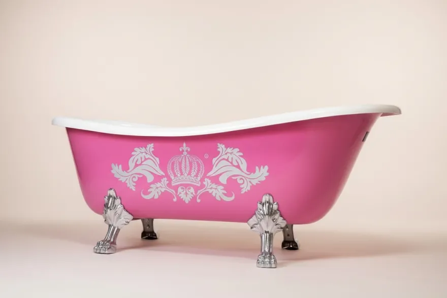 Pompöös by Casa Padrino Luxus Badewanne Deluxe freistehend von Harald Glööckler Pink / Silber / Weiß 1470mm mit silberfarbenen Löwenfüssen
