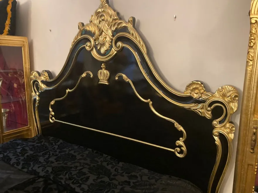 Pompöös by Casa Padrino Luxus Barock Doppelbett mit Matratze Schwarz / Gold - Pompööses Barock Bett designed by Harald Glööckler - Schlafzimmer Möbel im Barockstil - Barock Möbel - Edel & Prunkvoll