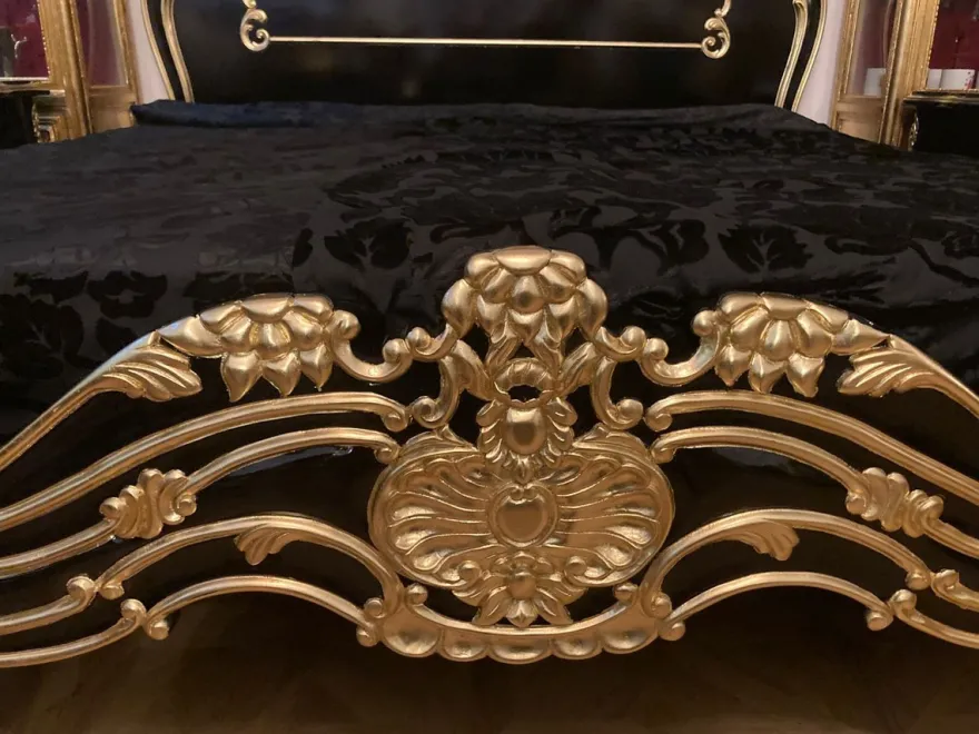 Pompöös by Casa Padrino Luxus Barock Doppelbett mit Matratze Schwarz / Gold - Pompööses Barock Bett designed by Harald Glööckler - Schlafzimmer Möbel im Barockstil - Barock Möbel - Edel & Prunkvoll