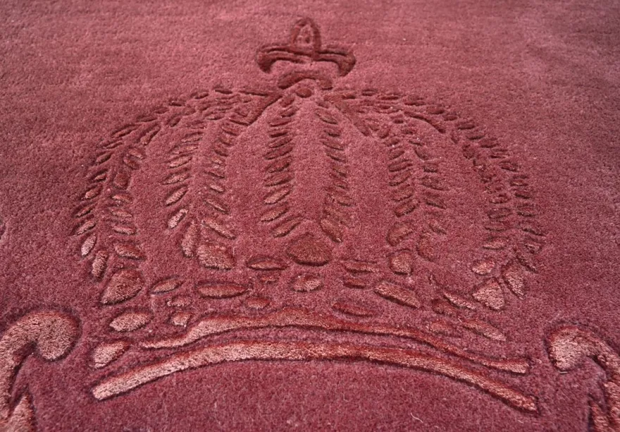 Pompöös by Casa Padrino Luxus Barock Teppich Krone von Harald Glööckler Bordeauxrot - Verschiedene Größen