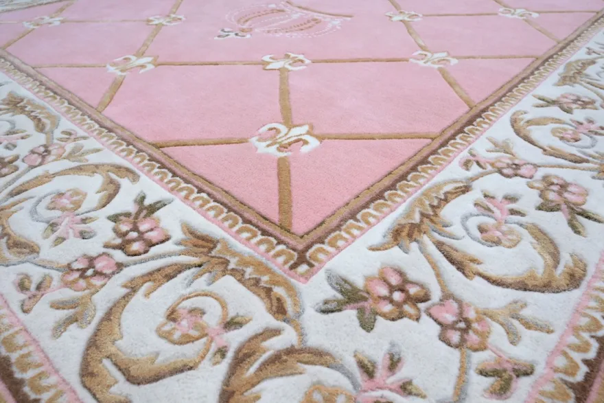 Pompöös by Casa Padrino Luxus Barock Teppich Krone von Harald Glööckler Rosa / Weiß / Braun 200 x 300 cm