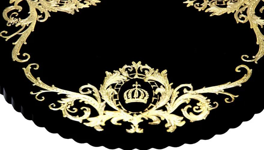 Pompöös by Casa Padrino Luxus Tortenplatte mit 24 Karat Vergoldung Schwarz / Gold Ø 32 x H. 11,5 cm - Pompööser Kuchenteller designed by Harald Glööckler