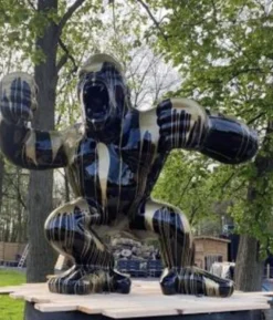 Riesige Casa Padrino XXL Designer Deko Skulptur Gorilla Affe Schwarz / Gold 180 x H. 200 cm